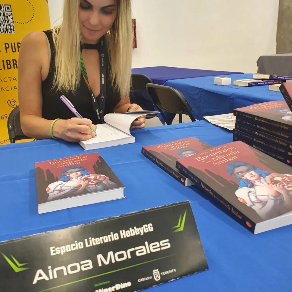autora canaria Ainoa Morales Santana firmando ejemplares en la Tenerife GG